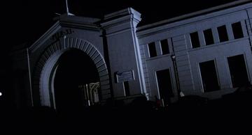 Invasion of the Body Snatchers (1978)_Running onto Pier 33