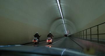 Invasion of the Body Snatchers (1978)_In the taxi in the tunnel