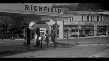 Invasion of the Body Snatchers 1956_Miles and Becky run through the gas station