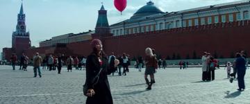 Mission Impossible - Ghost Protocol_Carter releases her balloon outside the Kremlin