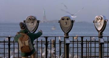 Home Alone 2 Lost in New York_Kevin views the Statue of Liberty