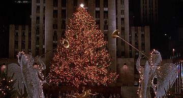 Home Alone 2 Lost in New York_Kevin visits the Christmas tree