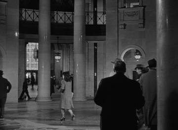 Miracle On 34th Street (1947)_Inside the courthouse