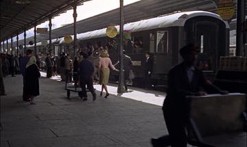 From Russia with Love_Bond and romanova catch the train