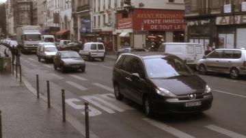 Before Sunset_The taxi turns into the courtyard