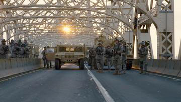 The Dark Knight Rises_The army close off the bridge