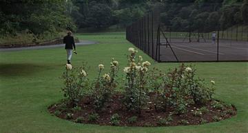 Blow-Up_Thomas wanders past the tennis court