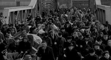 Schindlers List_The jews cross the bridge into the ghetto