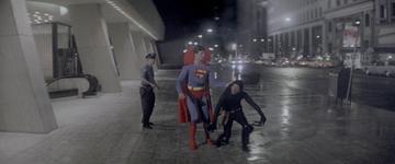 Superman (1978)_Superman apprehends the cat burglar