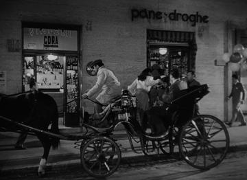 Roman Holiday_Ann climbs over a horse drawn carriage