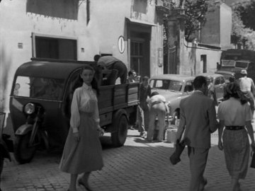 Roman Holiday_Ann goes out into Rome