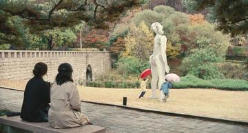 Past Lives_Nora and Hae Sung at the sculpture garden