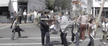 Jaws_The parade through the town