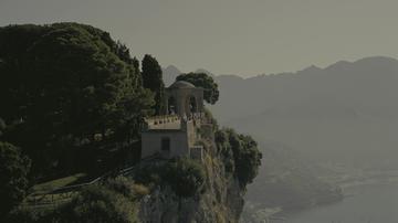 Tenet_The protagonist talks with Kat on the terrace