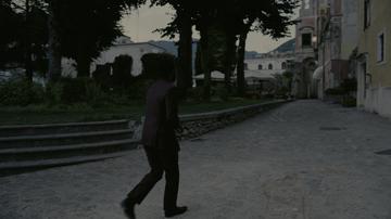 Tenet_The protagonist approaches the restaurant