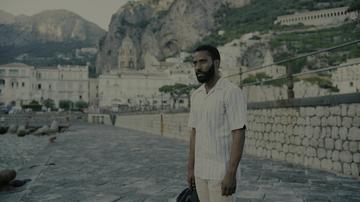 Tenet_The protagonist waits to go sailing