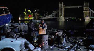 An American Werewolf in London_The tramps gather round a fire