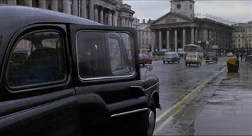 An American Werewolf in London_David and Alex jump out of the cab
