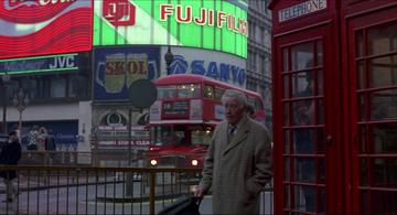 An American Werewolf in London_David calls home