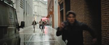 Mission Impossible - Fallout_Hunt is chased down the alleyway