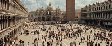 Casino Royale (2006)_Bond in Venice