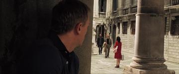 Casino Royale (2006)_Bond trails Vesper