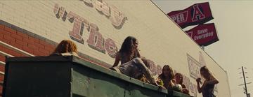 Once Upon a Time in Hollywood_The hippies goe dumpster diving