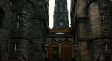 Chariots of Fire_Liddell rushes up the steps to church