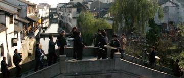 Mission Impossible III_Hunt crosses the bridge