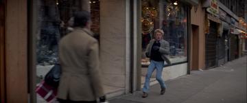 Three Days of the Condor_Turner hides in the clothes shop