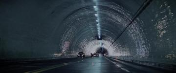 Blade Runner_Dekkard drives through the tunnel