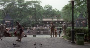 Annie Hall_People watching in the park