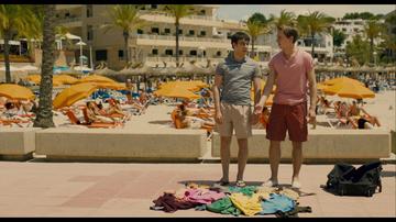 The Inbetweeners Movie_Simon sells his clothes