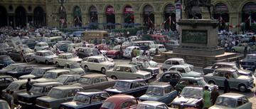 The Italian Job (1969)_Traffic jam in Piazza San Carlo
