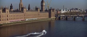 The World Is Not Enough_The speedboat chase down the Thames