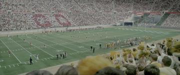 Forrest Gump_Forrest plays football at college