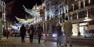 Last Christmas_Kate and Tom wait for the bus