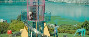 Monster (2023)_The two boys play on the climbing frame