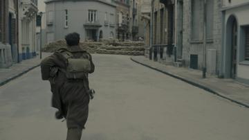 Dunkirk_Tommy races to the perimeter