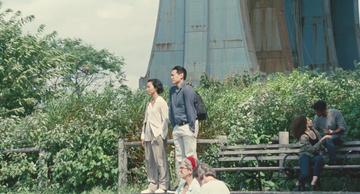 Past Lives_Nora and Hae Sung walk under the bridge