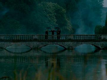 Saltburn_The family mourn on the bridge